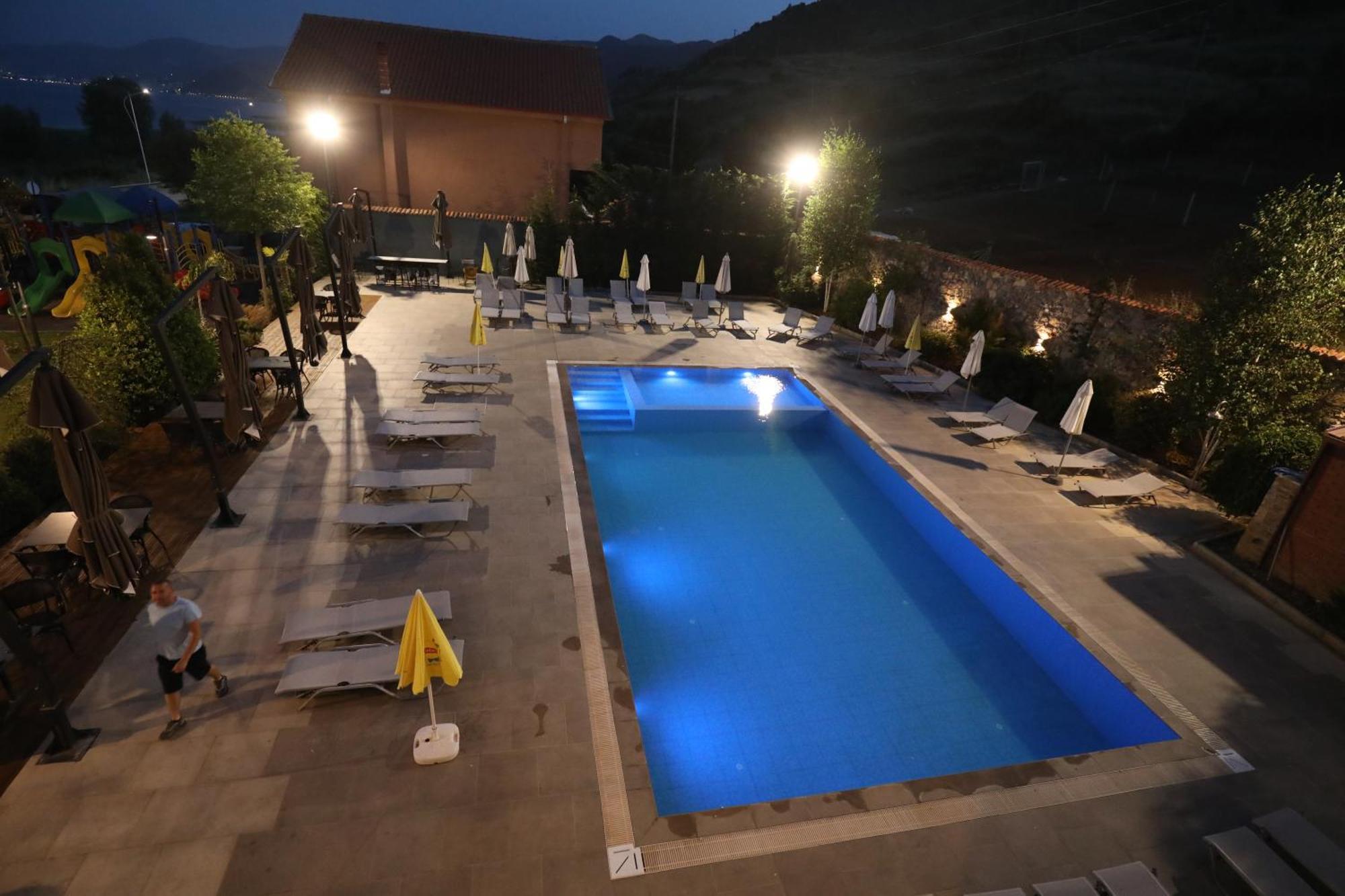 Toka Hotel Restaurant Udenisht Exterior photo