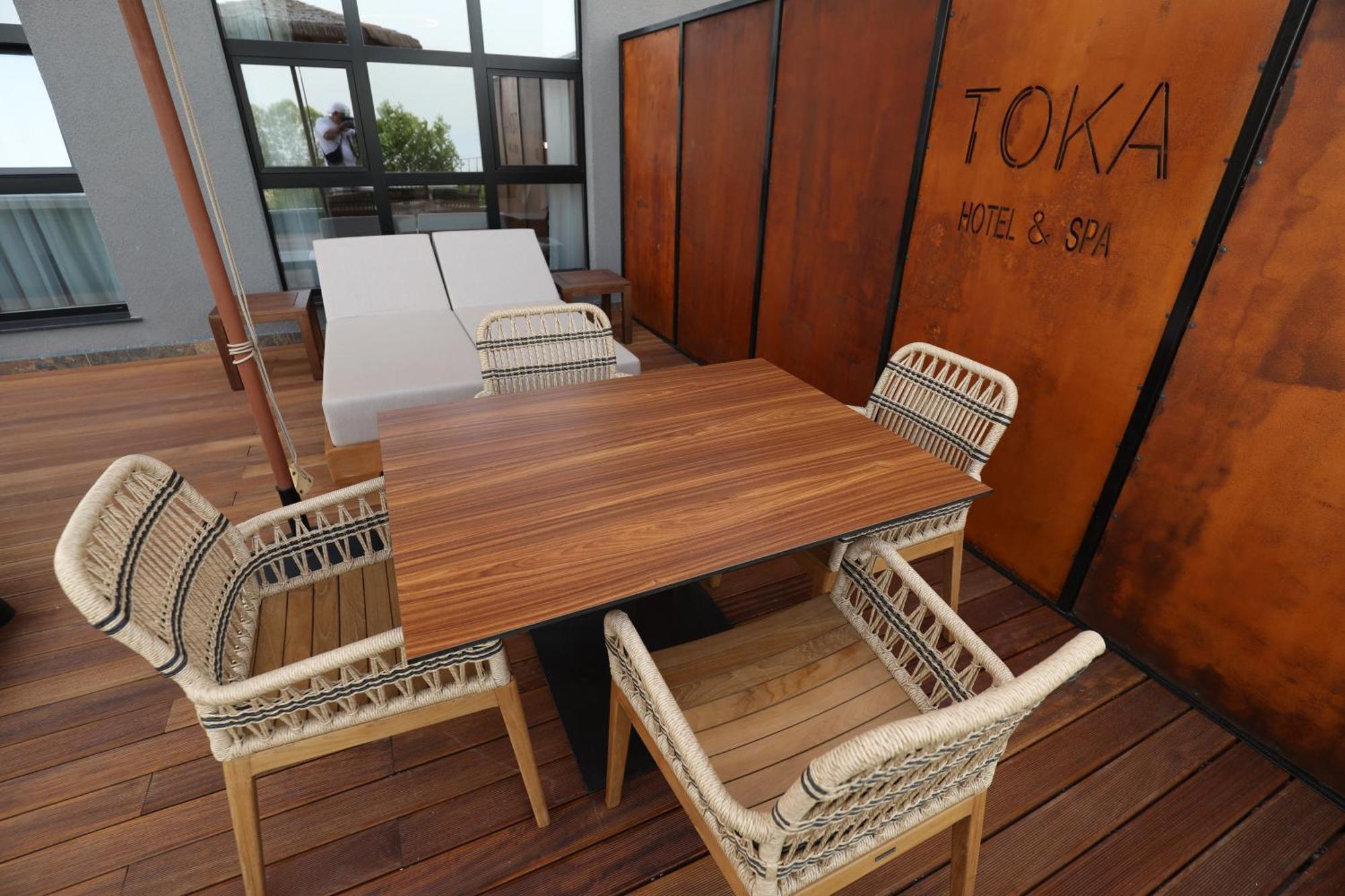 Toka Hotel Restaurant Udenisht Exterior photo